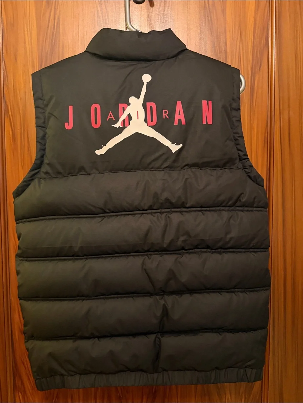 Jordan boys size xl Black Puffer Vest with White logo on front.
